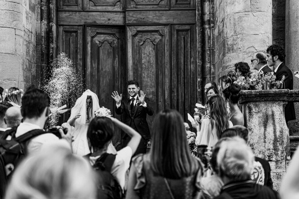 Brautpaar vor einem gro&szlig;en Tor in Florenz nach der kirchlichen Trauung, fotografiert vom Hochzeitsfotograf aus Wolfsburg