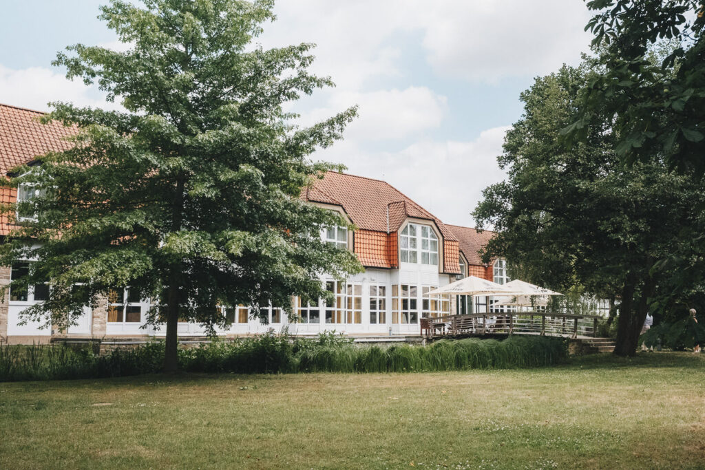 Hochzeit mit freier Trauung am MMI Hotel vor dem Geb&auml;ude