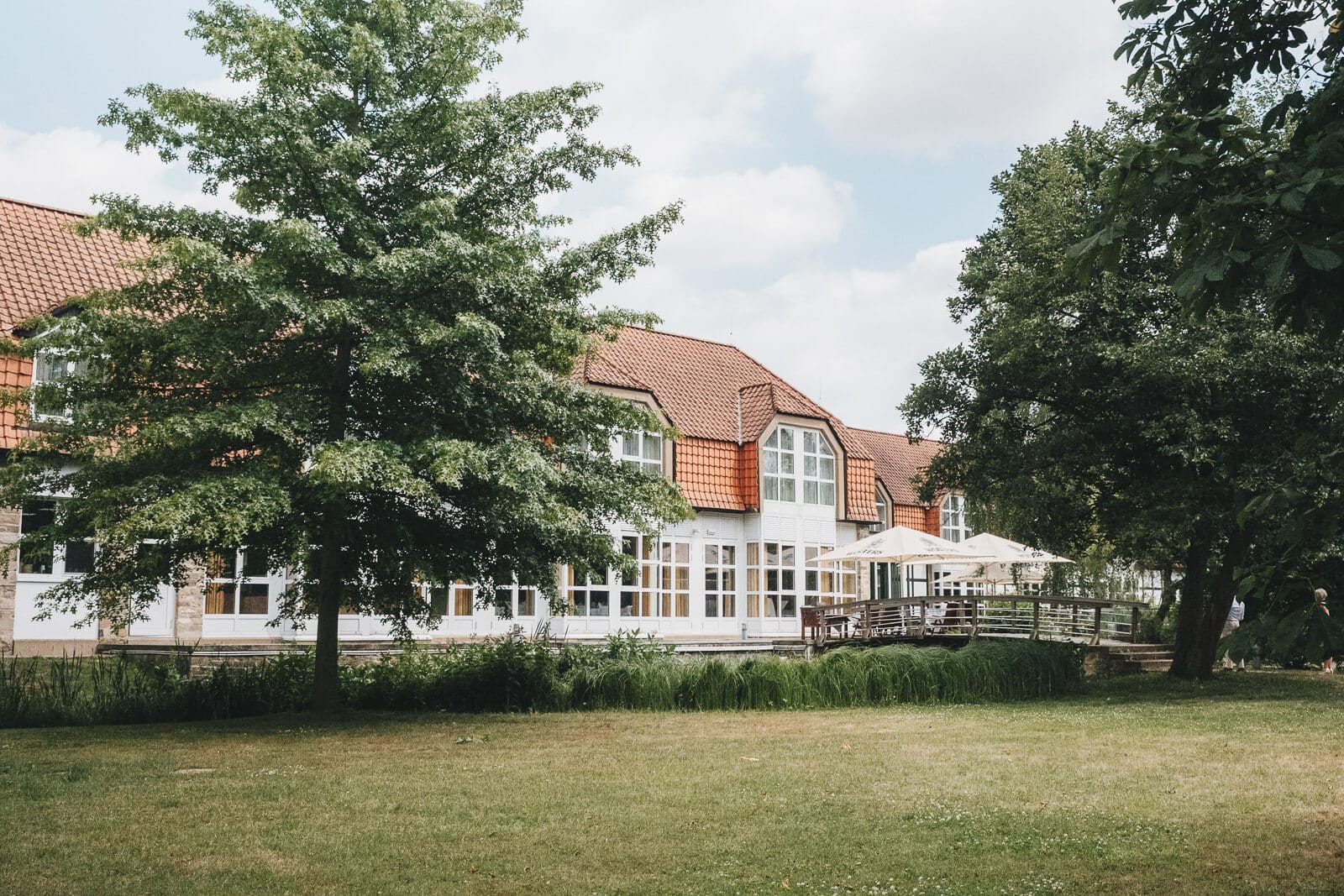 Hochzeit mit freier Trauung am MMI Hotel vor dem Gebäude