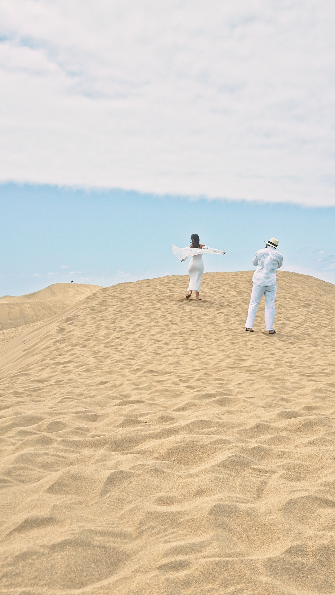After Wedding Shooting auf Gran Canaria in den D&uuml;nen mit Brautpaar, fotografiert von einem Hochzeitsfotograf aus Niedersachsen