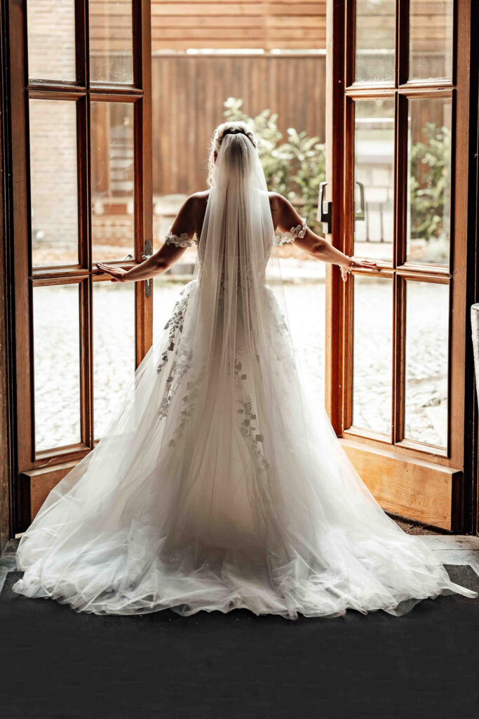 Braut im Hochzeitskleid beim Fenstershooting auf der Haverlahwiese in Salzgitter