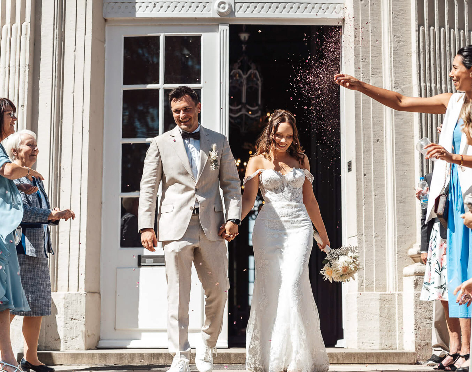 Brautpaarshooting am Schloss Richmond in Braunschweig mit natürlichen, modernen Hochzeitsfotos