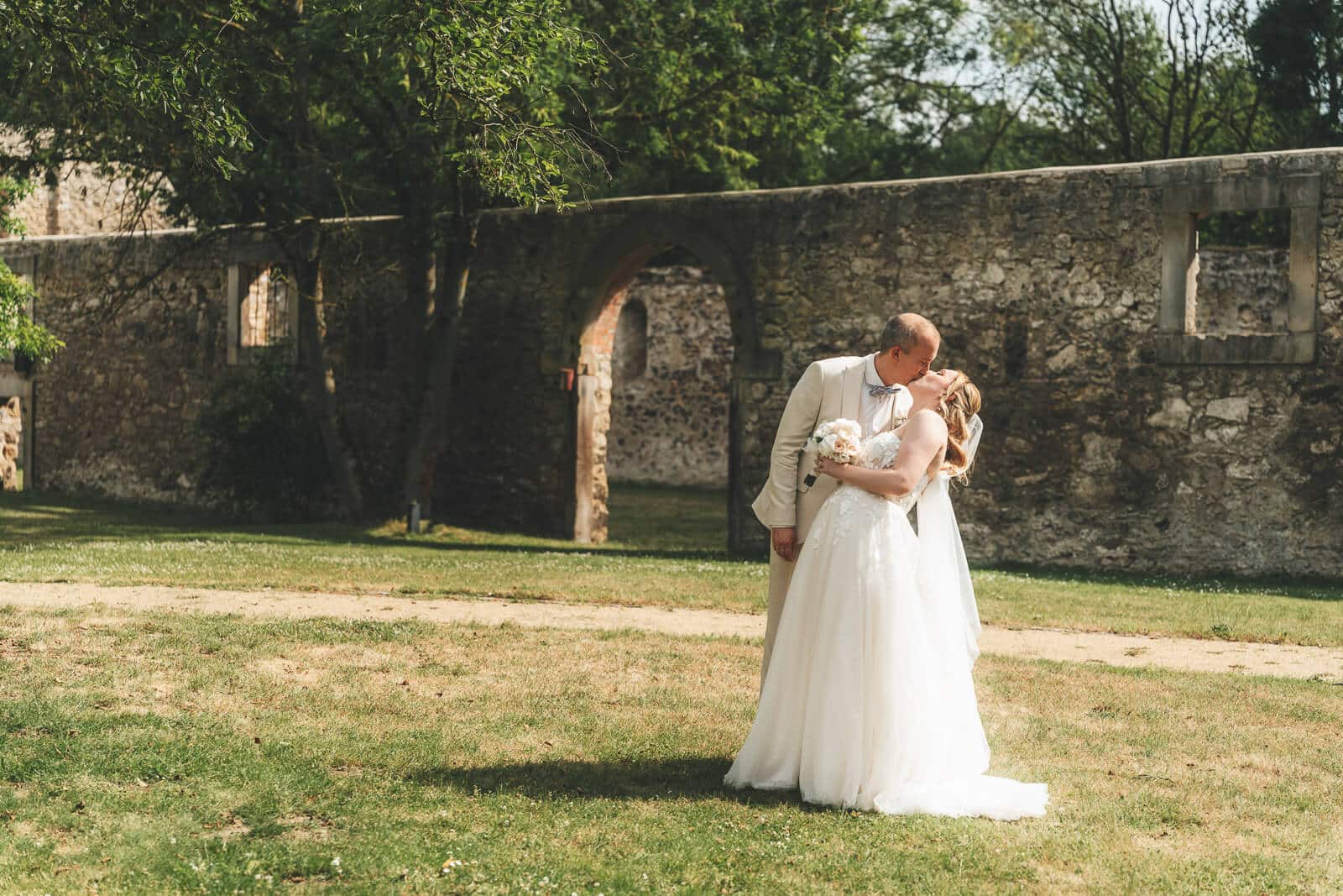 Hochzeitsfotograf aus Wolfsburg fotografiert das Brautpaar beim Kuss am MMI Hotel Gelände in Braunschweig