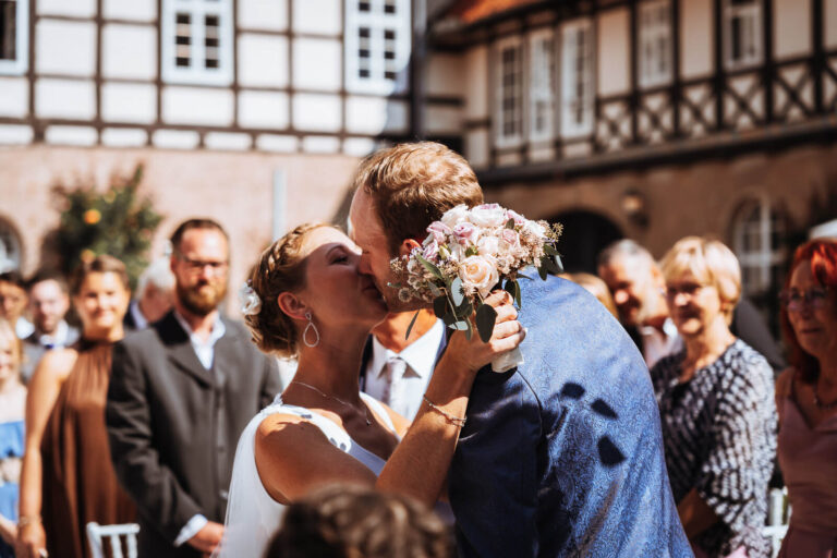 Brautpaar k&uuml;sst sich bei der freien Trauung im Schloss W&ouml;ltingerode