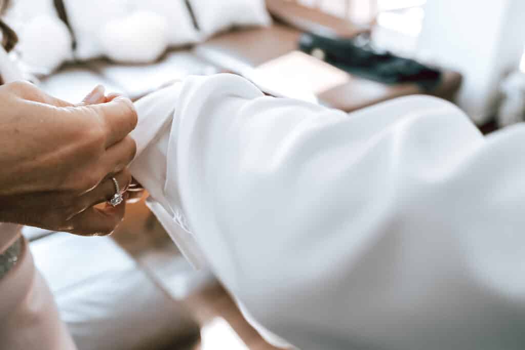 Hochzeitsfotograf Wolfsburg fotografiert das Getting Ready des Br&auml;utigams mit Anzug-Details und ruhigen Momenten