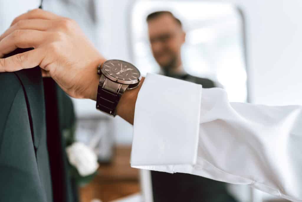 Hochzeitsfotograf Wolfsburg fotografiert das Getting Ready des Br&auml;utigams mit Anzug-Details und ruhigen Momenten