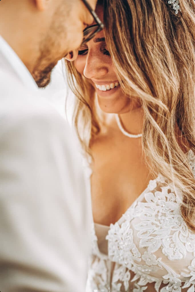 Hochzeitsfotograf aus Wolfsburg fotografiert ein Brautpaar Stirn an Stirn mit verstecktem L&auml;cheln beim Standesamt in Salzgitter