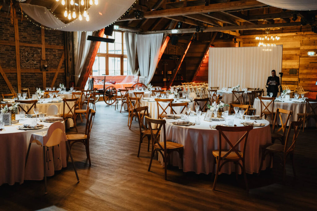 Hochzeitsfotograf Wolfsburg fotografiert den Festsaal der Edelkastanie in Voitze als Hochzeitslocation