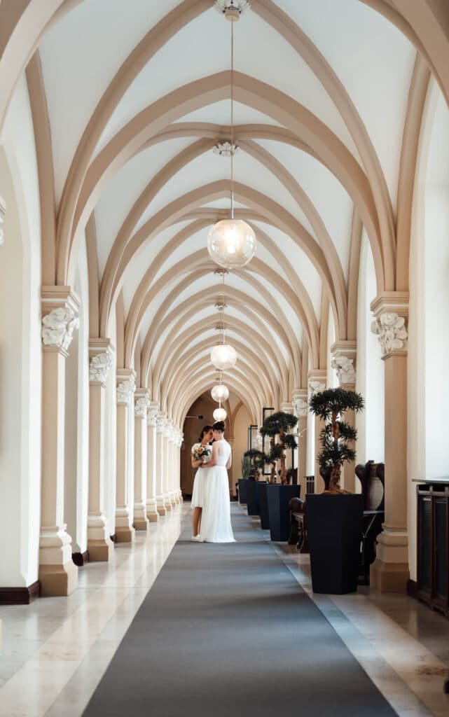 Brautpaar im Gang am Rathaus Braunschweig umarmt sich und steht Stirn an Stirn, intimer Moment nach der Trauung