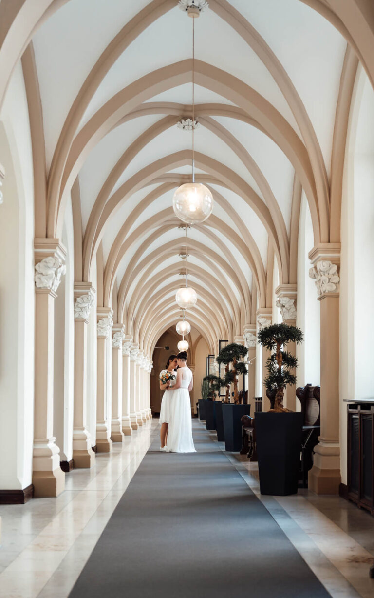 Brautpaar im Gang am Rathaus Braunschweig umarmt sich und steht Stirn an Stirn, intimer Moment nach der Trauung