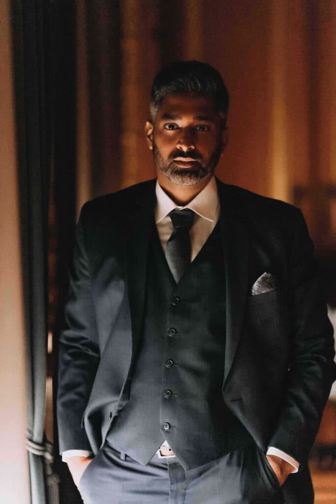 Br&auml;utigam wird im Schloss Philippsruhe in Hanau fotografiert, stilvolles Portrait in historischer Kulisse