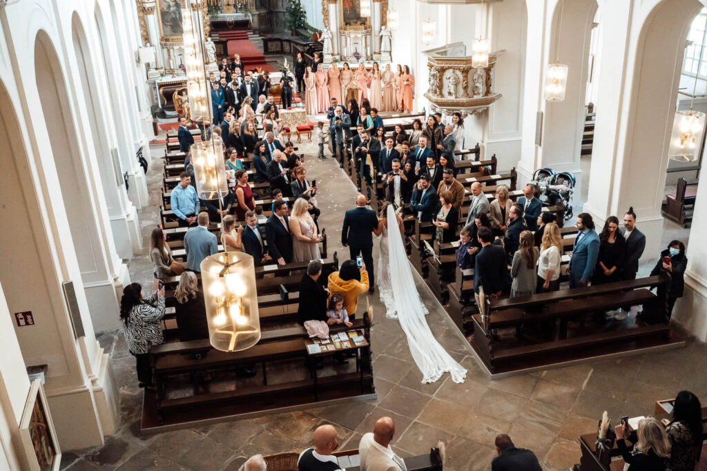 Trauung in Ringelheim (Salzgitter): Papa führt seine Tochter als Braut zum Altar, Gäste schauen emotional zu