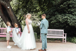 Als Hochzeitsfotograf in Wolfsburg halte ich First-Look-Momente am Standesamt natürlich fest – inklusive kleiner Begleiter, die alles noch echter machen.