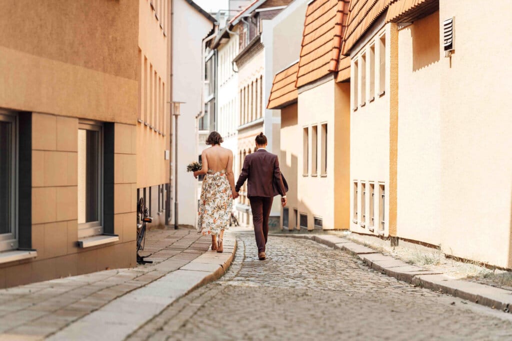 Brautpaarshooting in der Stadt Braunschweig zwischen engen Gassen, urbaner und romantischer Moment