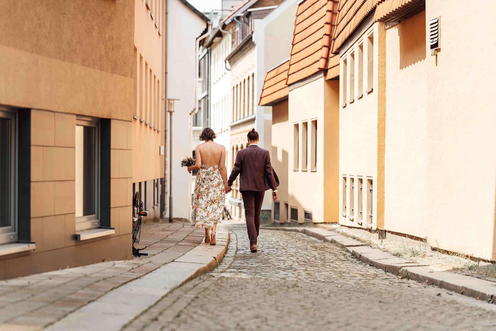 Brautpaarshooting in der Stadt Braunschweig zwischen engen Gassen, urbaner und romantischer Moment