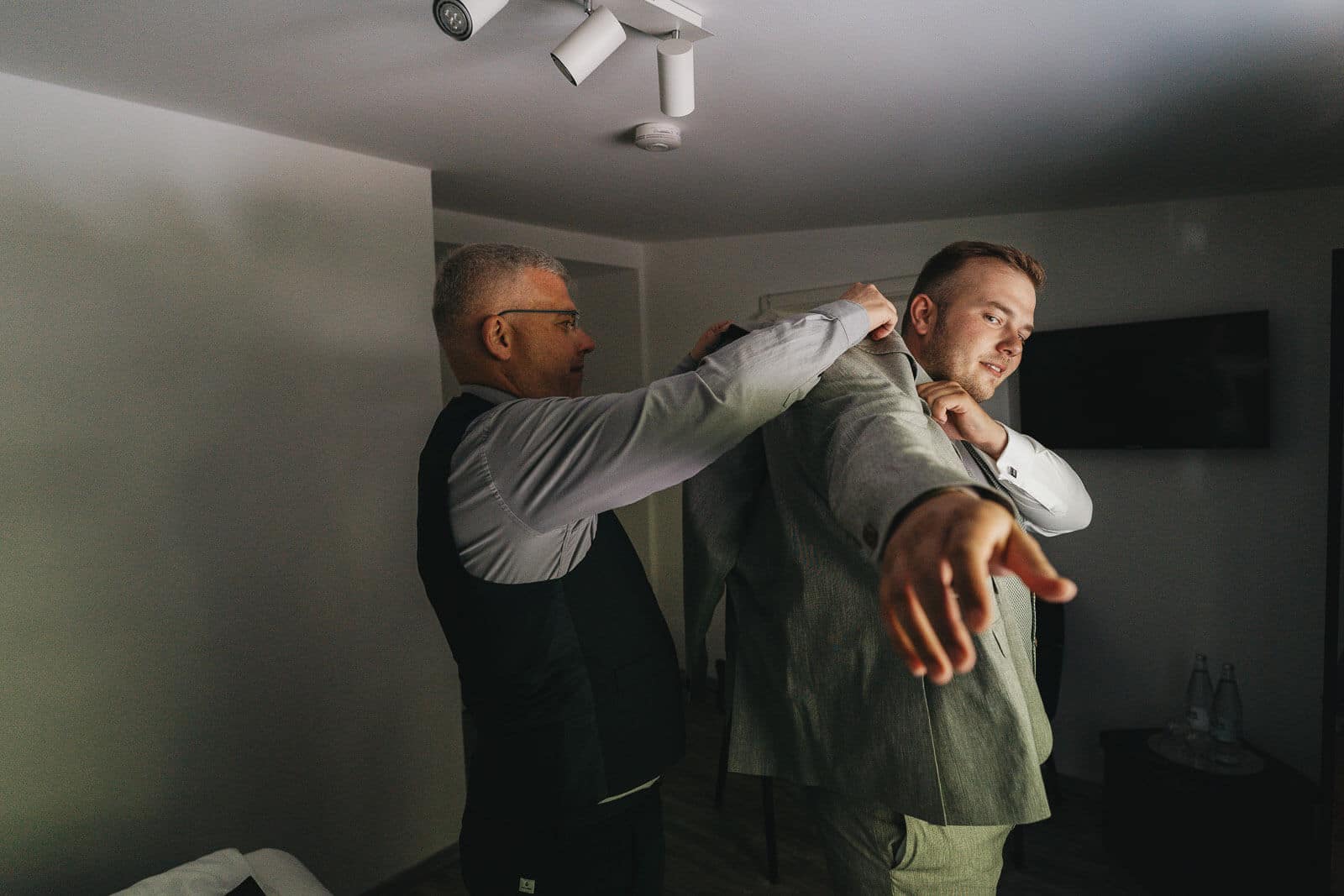 Bräutigam beim Getting Ready in Heese 5 zieht sein Jackett an, ruhiger Vorbereitungsmoment vor der Hochzeit