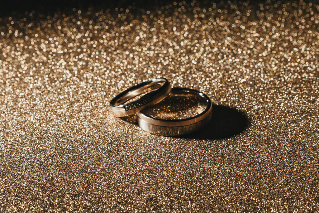 Nahaufnahme der Eheringe beim Getting Ready, Ringbilder als Detailfoto vor der Trauung
