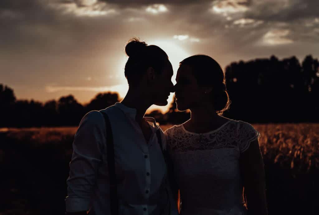 Silhouette beim Sonnenuntergangshooting in Braunschweig, Paar im Gegenlicht, romantischer Moment im Abendlicht