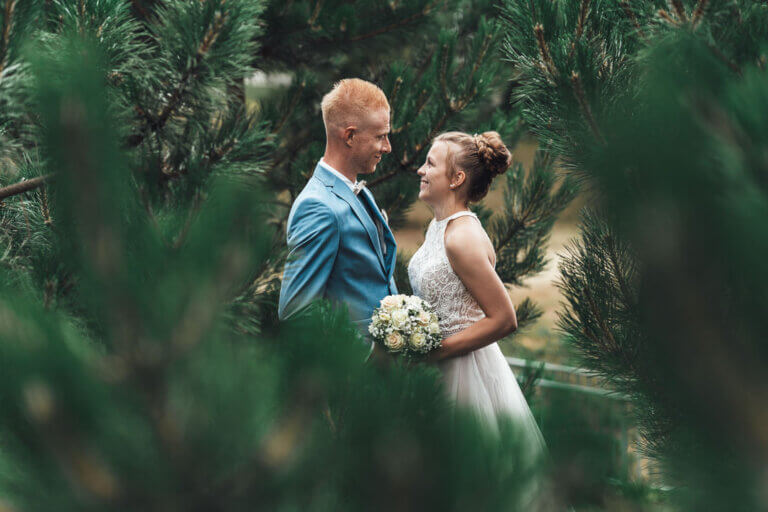 Brautpaarshooting an der Villa Seeliger in Wolfenbüttel mit natürlichen, ungestellten Paarfotos