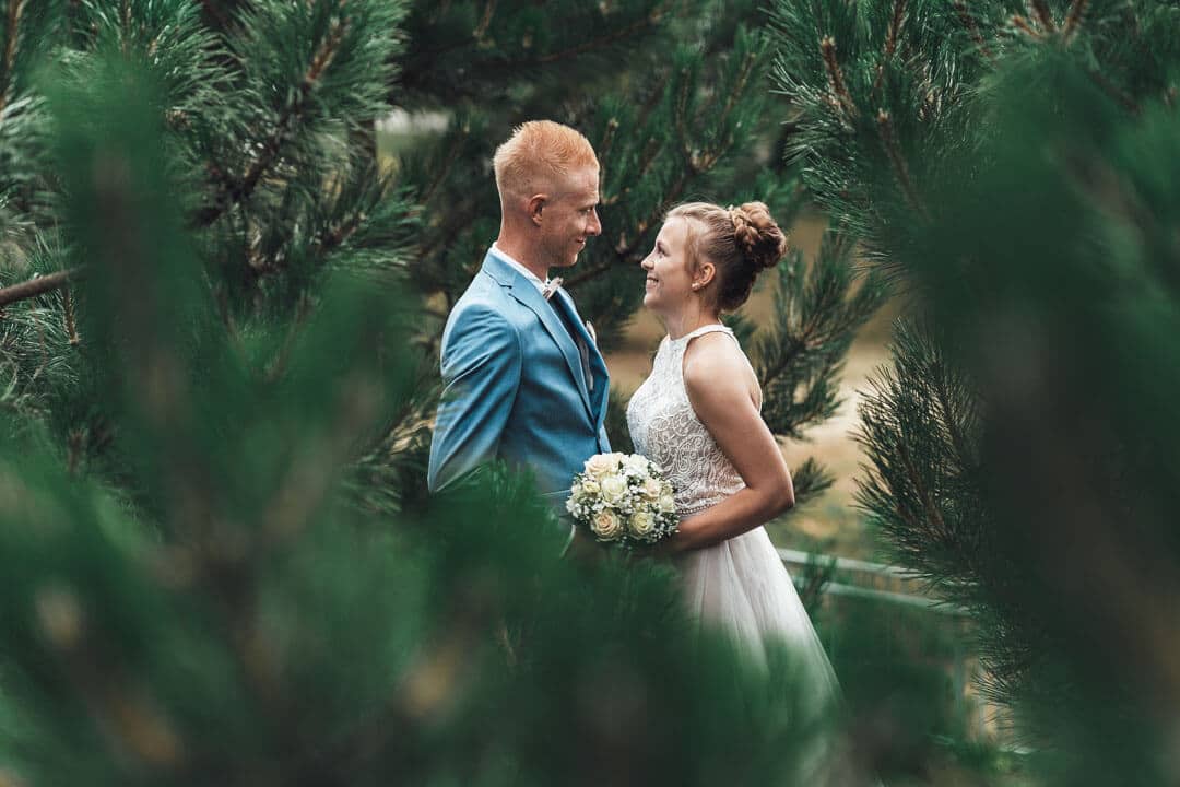 Brautpaarshooting an der Villa Seeliger in Wolfenbüttel mit natürlichen, ungestellten Paarfotos