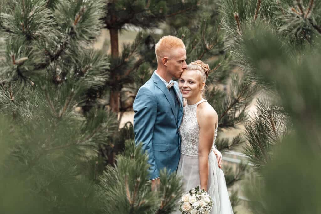 Brautpaarshooting vor der Villa Seeliger in Wolfenbüttel: Braut hält den Brautstrauß und schaut dem Bräutigam tief in die Augen