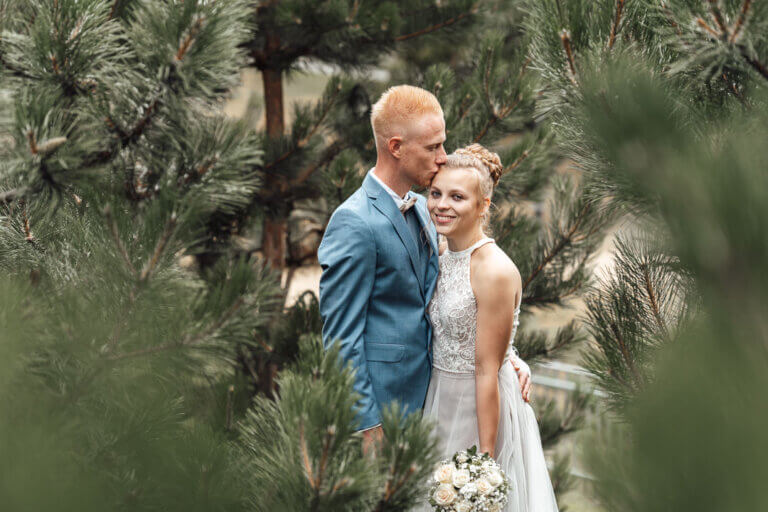 Brautpaarshooting vor der Villa Seeliger in Wolfenbüttel: Braut hält den Brautstrauß und schaut dem Bräutigam tief in die Augen