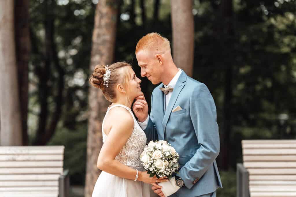 Brautpaarshooting vor der Villa Seeliger in Wolfenbüttel: Braut hält den Brautstrauß und schaut dem Bräutigam tief in die Augen