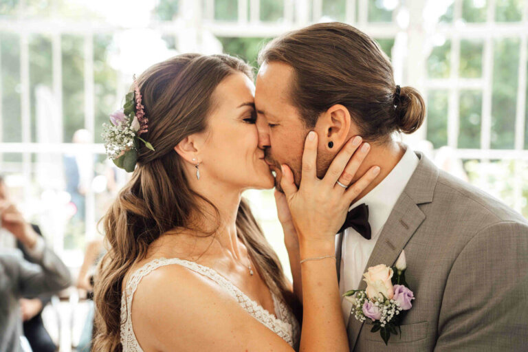 Brautpaar küsst sich am Altar bei der Trauung im Schloss Destedt, emotionaler Moment im Trausaal