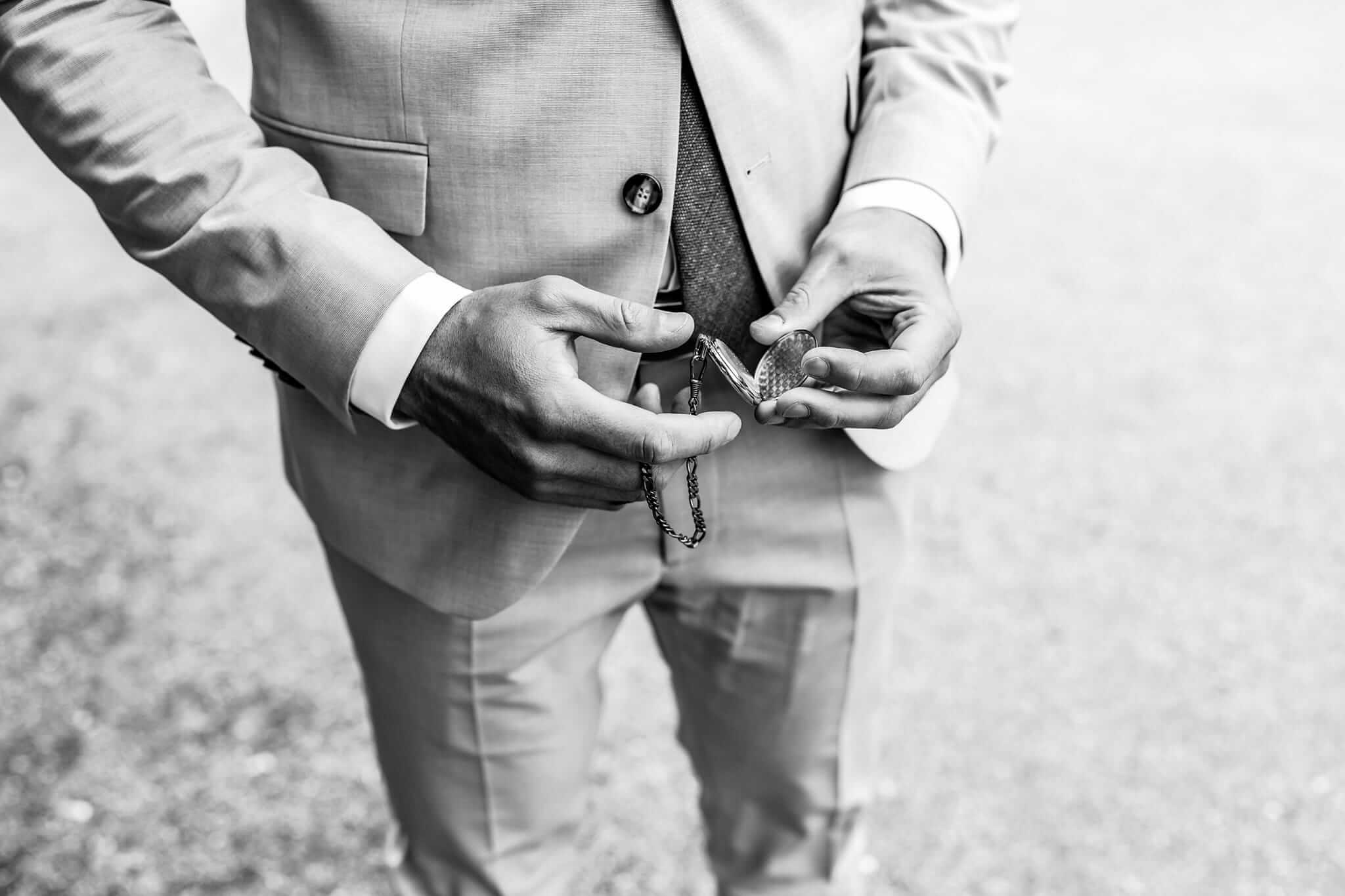 Detailaufnahme der Uhr des Bräutigams beim Getting Ready, stilvolles Accessoire vor der Hochzeit