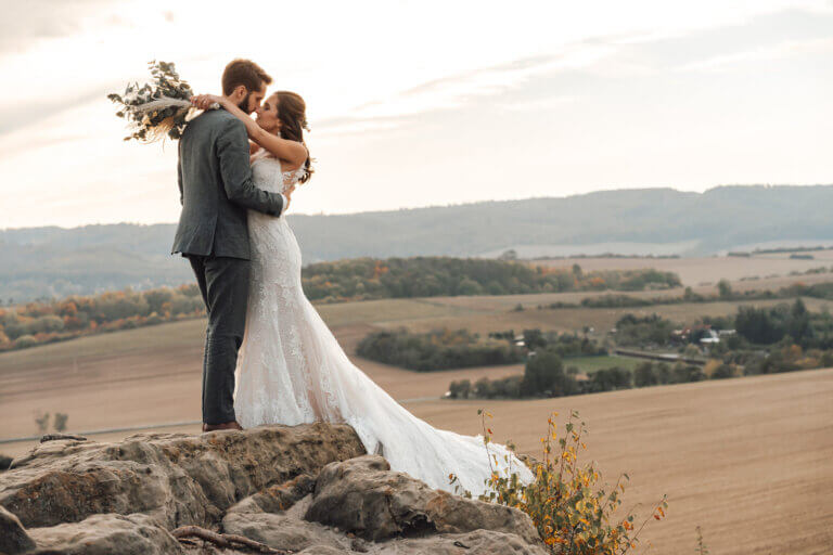 After Wedding Shooting im Harz: Brautpaar küsst sich auf einem Felsen, romantischer Moment in der Natur
