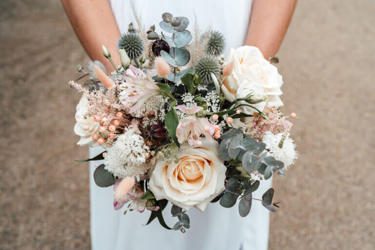 Detailaufnahme eines Brautstraußes mit Blumen und Struktur, Hochzeitsdeko im Fokus