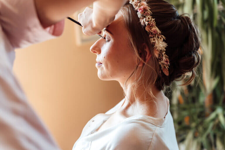 Detailaufnahme beim Getting Ready der Braut mit kleinen Hochzeitsdetails wie Schmuck, Kleid oder Make-up