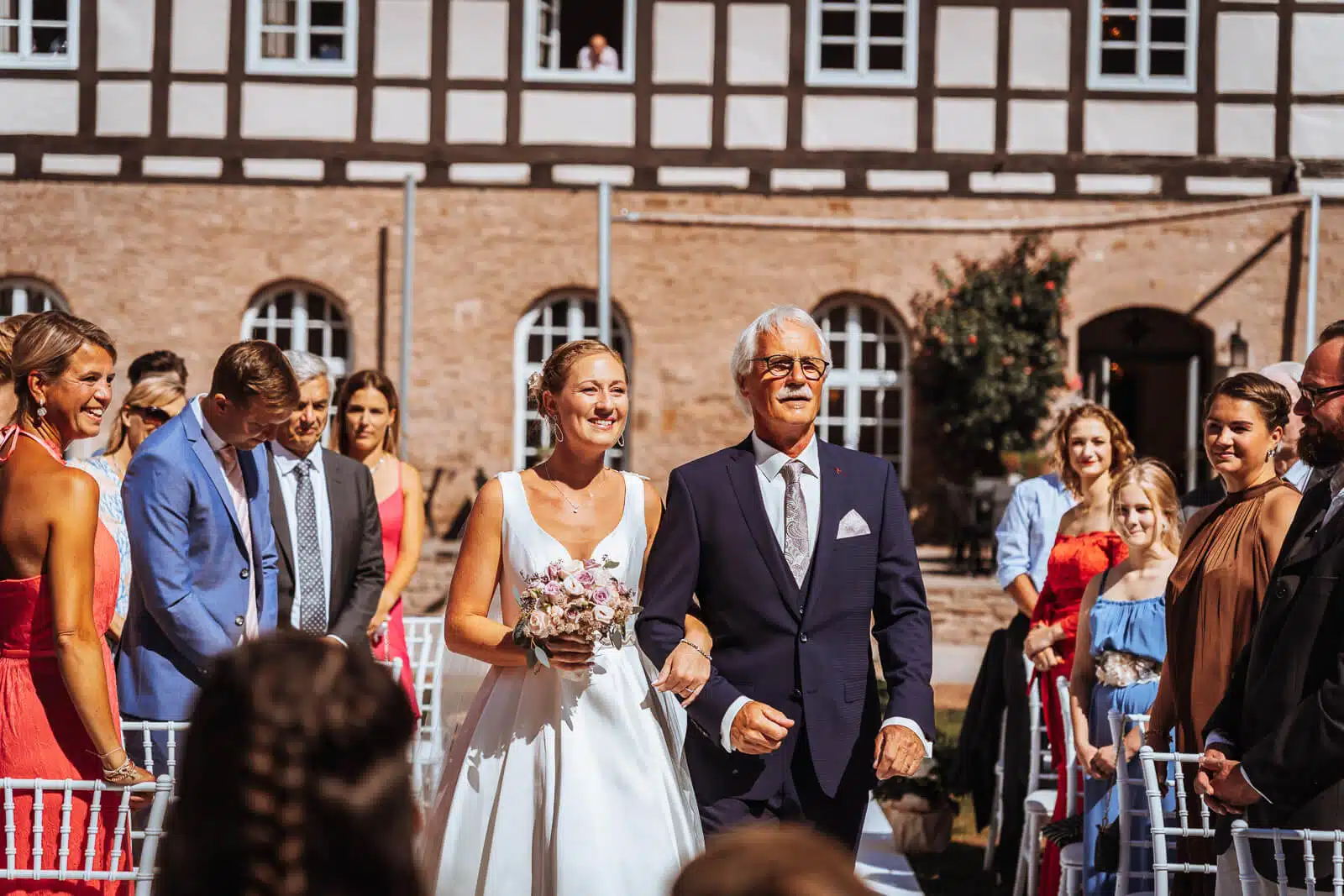 Braut wird von ihrem Vater zur freien Trauung im Schloss Wöltingerode begleitet Wolfsburg