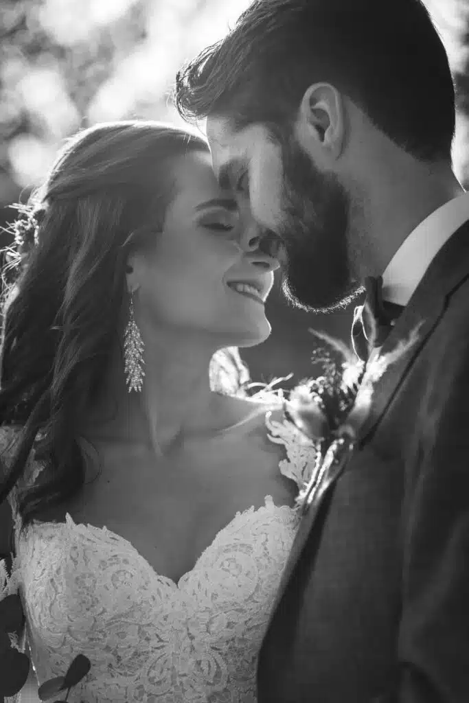 Intimes Brautpaar im Harz – Hochzeitsfotograf Wolfsburg, romantischer Kuschelmoment