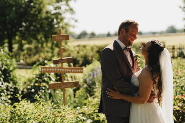 Brautpaarshooting Braunschweig im Garten in Adensbüttel bei Sonnenuntergang