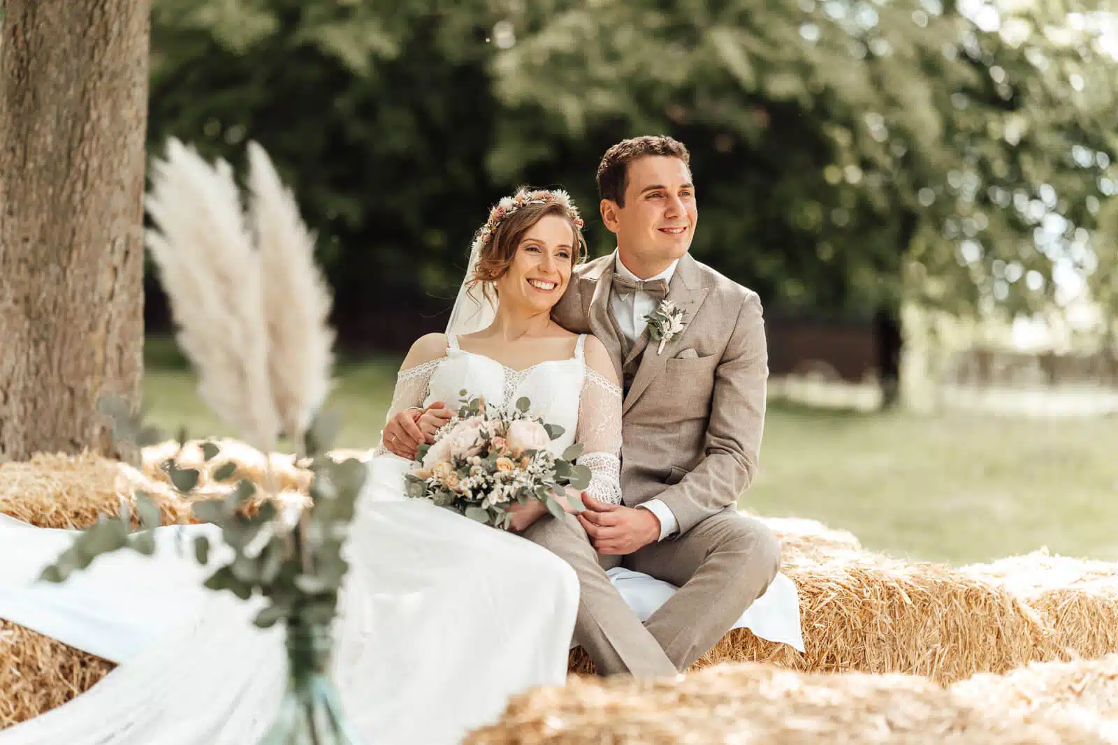 Brautpaarshooting Hildesheim im Boho Stil im Garten mit entspannter Atmosphäre