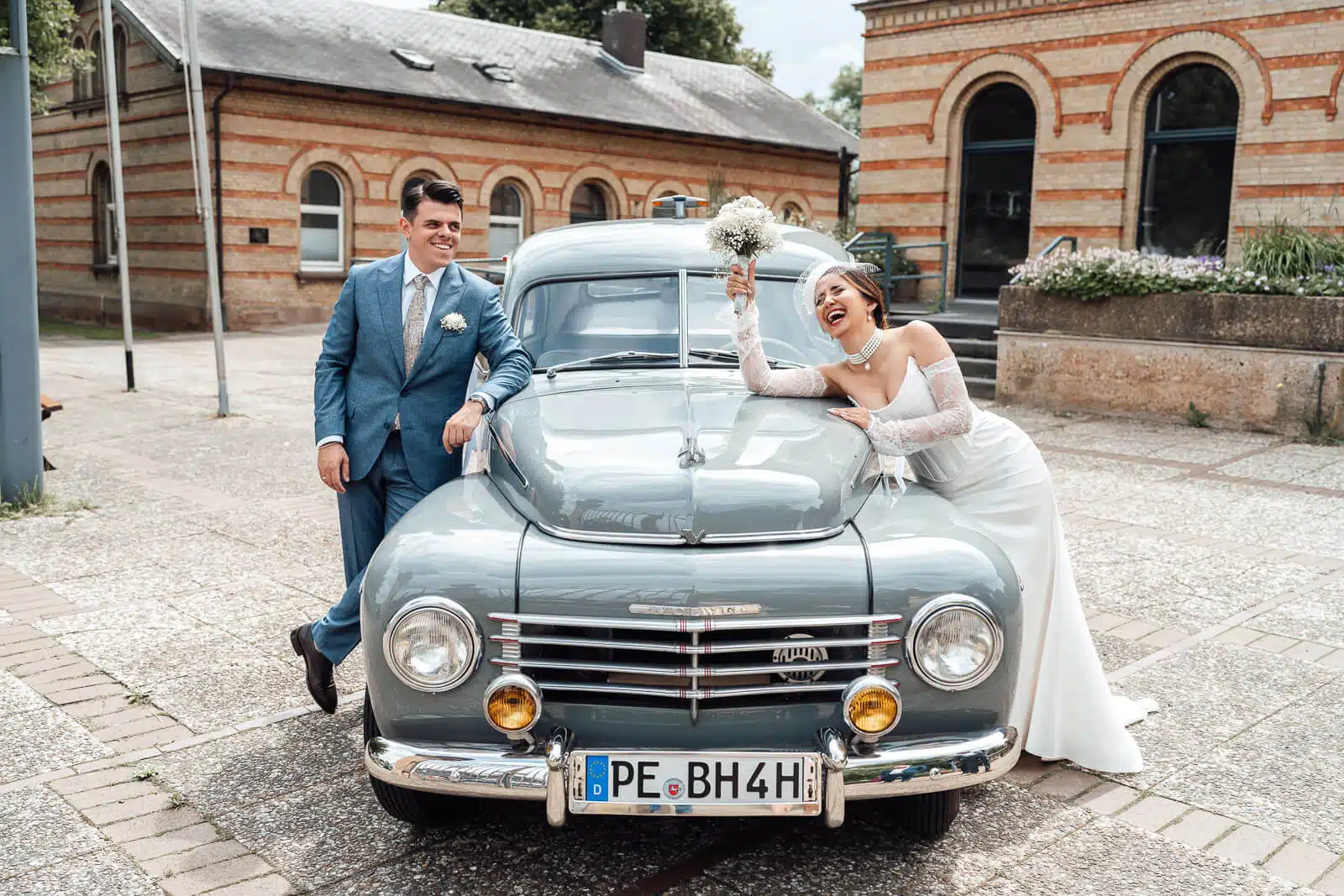 Brautpaarshooting Salzgitter mit fröhlichem Brautpaar am Standesamt Vechelde