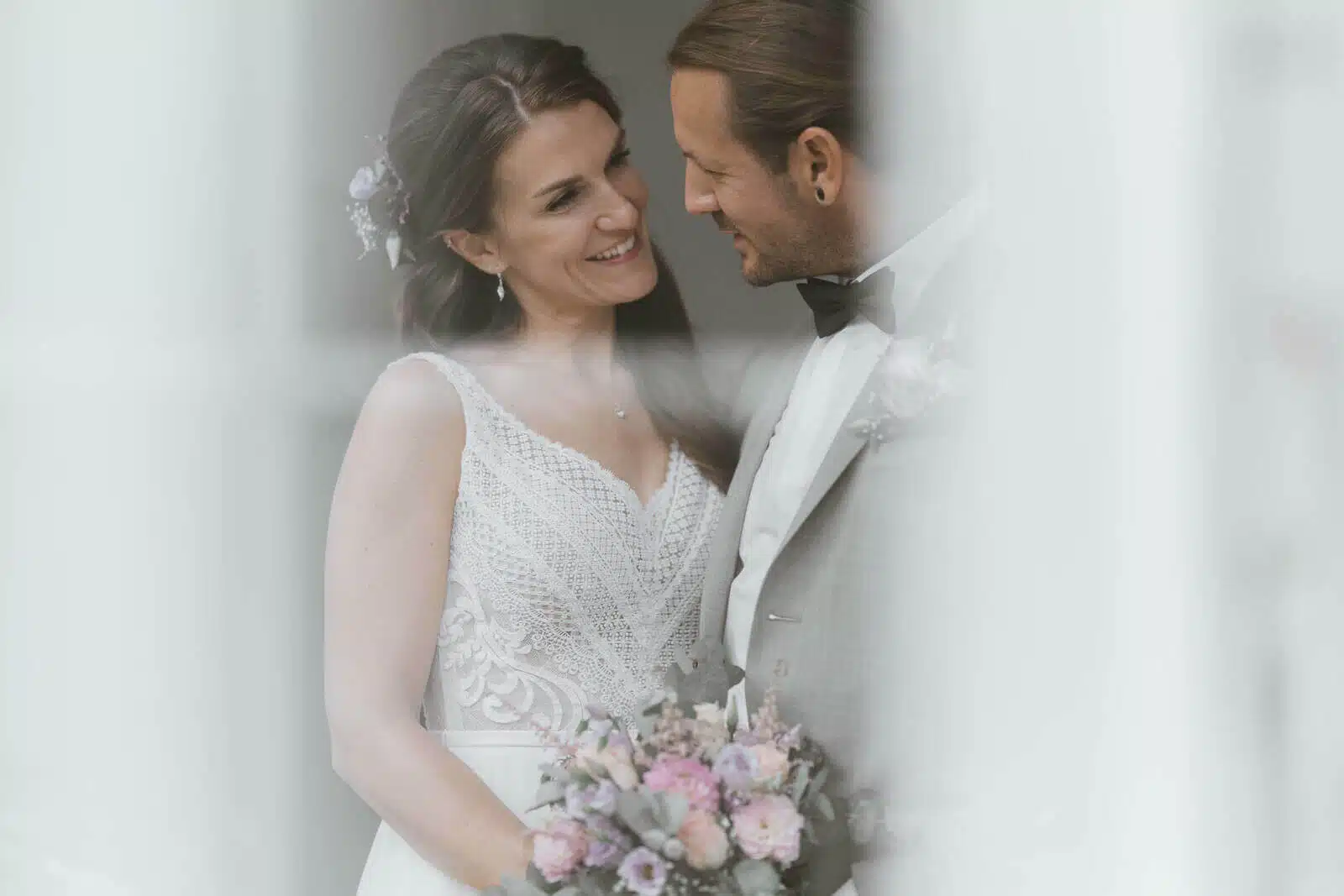 Brautpaarshooting Hannover mit natürlichem Licht im Schloss Destedt Standesamt