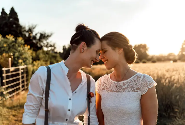 Brautpaarshooting Wolfsburg im Weizenfeld bei Sonnenuntergang mit goldenem Licht