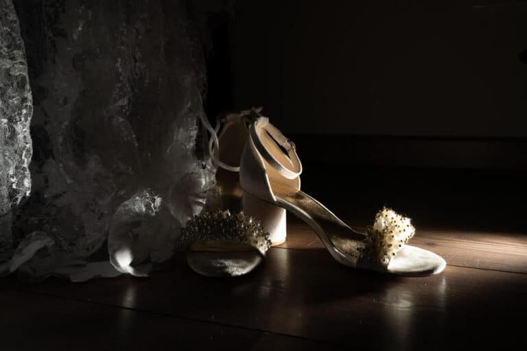 Braut beim Getting Ready mit eleganter Schuhaufnahme im Licht und Schatten – Hochzeitsfotograf Braunschweig