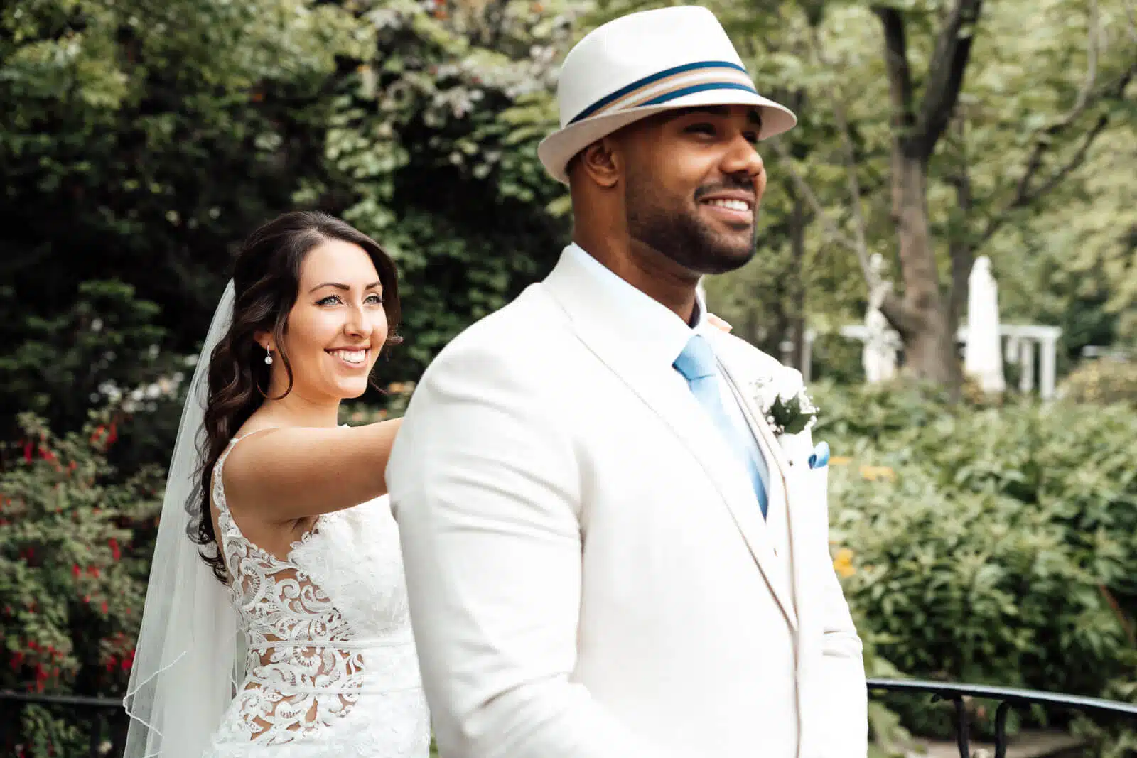 Intimer First Look auf einer Brücke im Stadtpark Hannover – festgehalten vom Hochzeitsfotograf Weyhausen