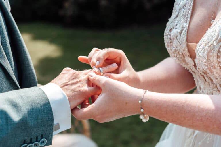 Freie Trauung nahe Hannover am Gutshof Wildfrisch mit Ringübergabe des Brautpaares