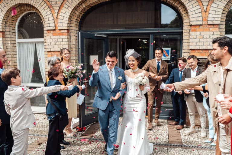 Brautpaar Auszug Standesamt Vechelde Weyhausen Hochzeit Gäste jubeln