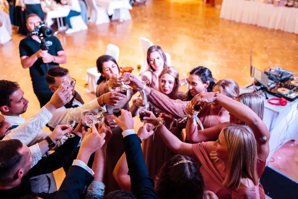 Brautpaar und Gäste stoßen bei Hochzeit in Wolfenbüttel an