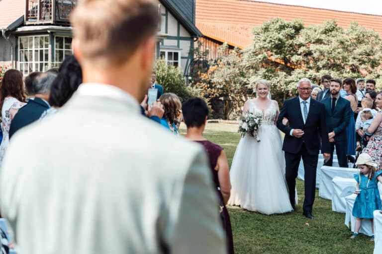 Hochzeitsfotograf Braunschweig freie Trauung Braut wird vom Vater zum Bräutigam geführt Gutshof Wildfrisch emotionaler Moment