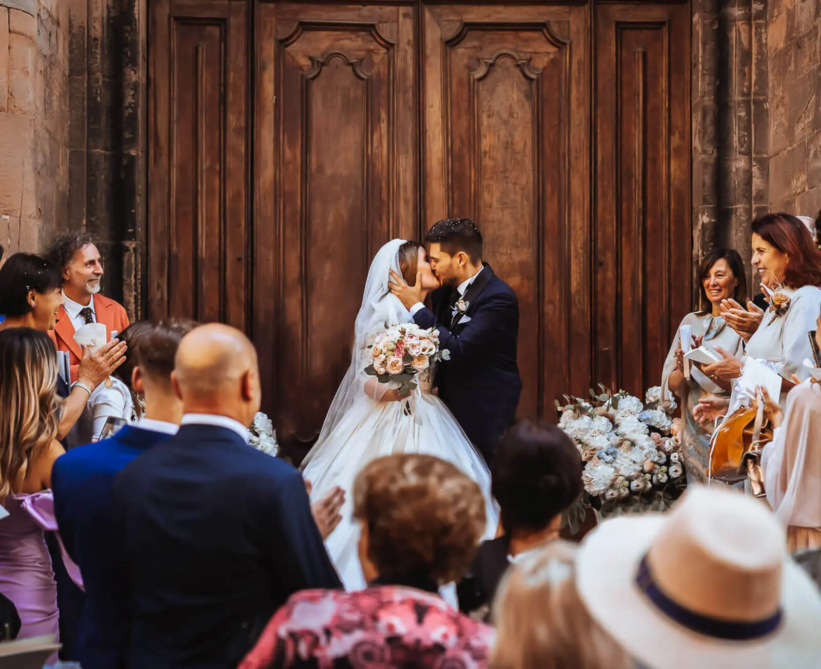 Emotionaler Kuss vor einer Kirche in Florenz – Brautpaar genießt intimen Moment – Hochzeitsfotograf Braunschweig