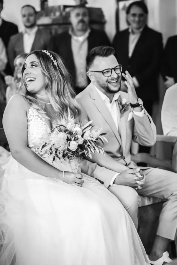 Brautpaar lacht herzlich während der standesamtlichen Trauung – emotionale Hochzeit in Braunschweig