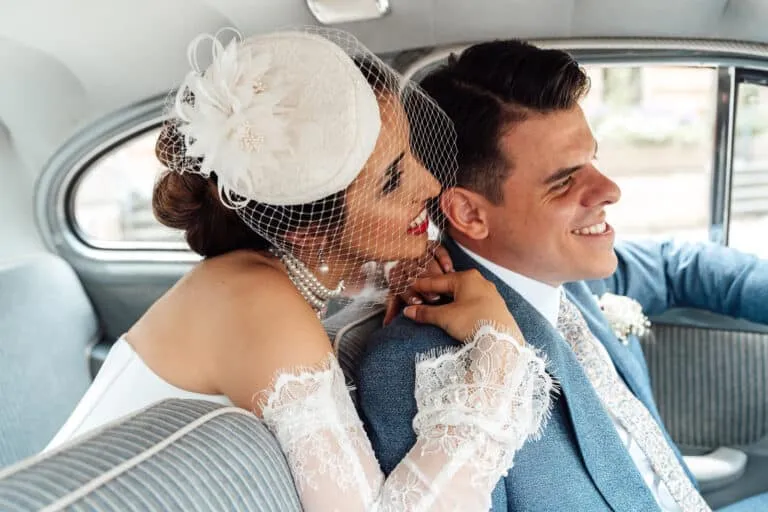 Hochzeitsfotograf Braunschweig Brautpaar im Oldtimer Mercedes vor dem Standesamt Vechelde mit inniger Umarmung