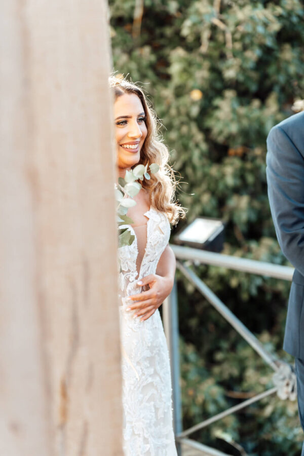 Nervöse Braut vor der Kirche in Ringelheim kurz vor der Trauung – Hochzeitsfotograf Celle