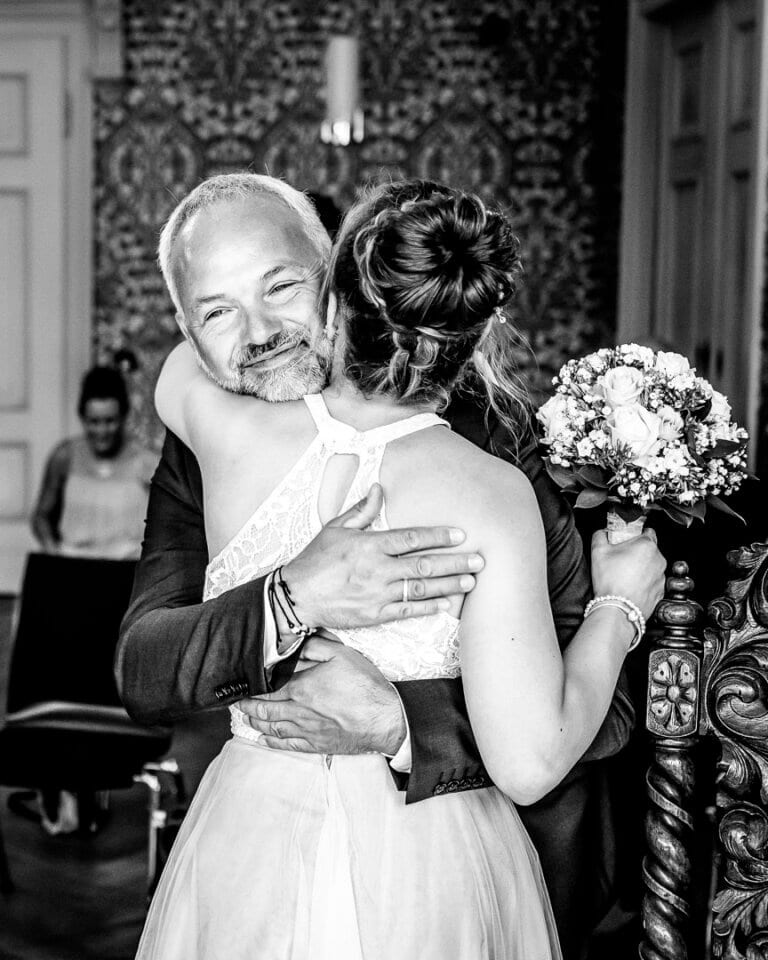 Brautpaar wird nach der Trauung in der Seeliger Villa Wolfenbüttel von Gästen beglückwünscht – Hochzeit aus Celle